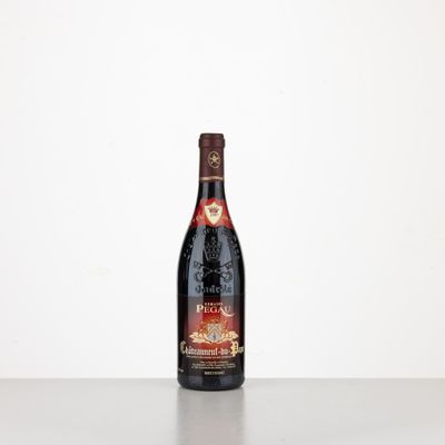 une bouteille de vin posée sur une table