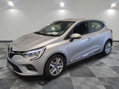 une voiture argentée est garée sur le sol à carreaux d'un garage