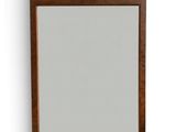 un miroir en bois accroché à un mur blanc, avec un cadre en bois