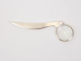 un gros plan d'un couteau dans lequel est intégrée une loupe