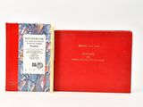 un livre rouge à la couverture rouge posé sur une surface blanche