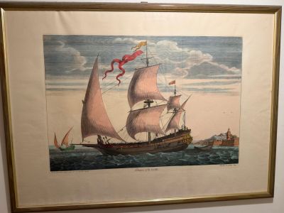 une image d'un tableau représentant un voilier dans l'eau