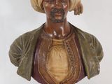 statue d'un homme portant un turban sur la tête et un turban sur la tête