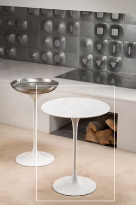 deux tables placées devant une cheminée