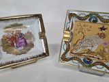 deux petites assiettes ornées d'images, posées sur une table