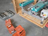deux machines qui se trouvent dans une caisse en bois