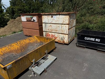 deux bennes à ordures placées l'une à côté de l'autre au bord de la route