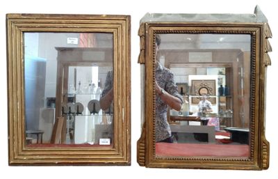 Réunion de deux miroirs en bois doré