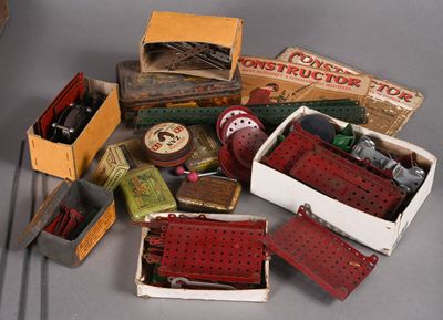 une pile d'objets assortis sur une table