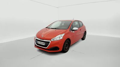 Une voiture rouge est garée dans une pièce blanche