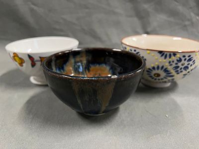 3 petits bols en céramique dont CATIMINI.