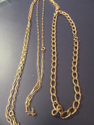 collier plaqué or orné d'une croix et d'une chaîne munie d'un fermoir