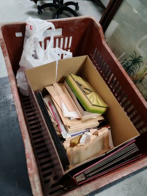 une boîte pleine de livres posée sur le sol