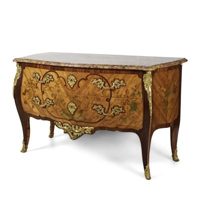 une image d'une commode avec un plateau en marbre