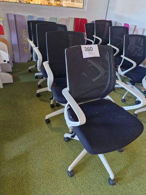 tout un tas de chaises de bureau qui sont alignées dans une pièce