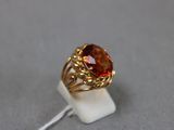 Gros plan sur une bague en or ornée d'une pierre rouge