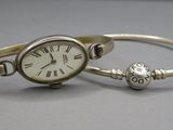 un bracelet en argent avec une montre et un bracelet orné d'une perle