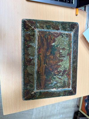 la photo d'une photo d'un livre posé sur un bureau