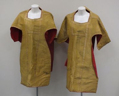 une paire de mannequins portant des robes jaunes et rouges, exposés