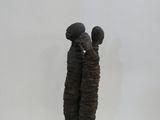 deux sculptures qui se trouvent l'une à côté de l'autre