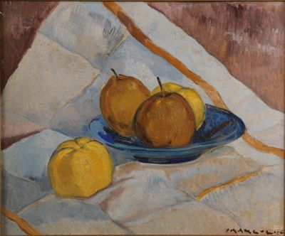 une peinture représentant des pommes et des citrons sur une assiette bleue