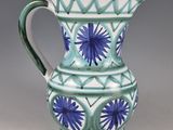 un vase bleu et blanc orné d'une fleur bleue