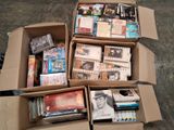une boîte remplie de DVD et de CD posée par terre