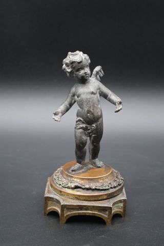 Statuette en régule Chérubin, base en bronze doré, d’après Hyppol...
