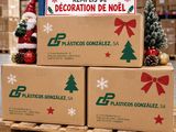 Des cartons contenant des décorations de Noël sont empilés sur une palette dans un entrepôt