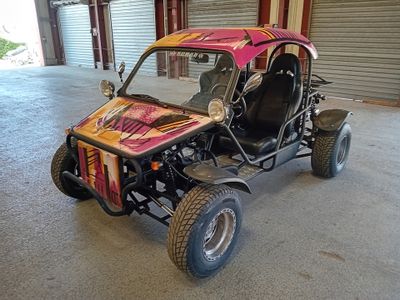 une photo d'un buggy garé dans un garage