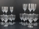 un grand nombre de verres à vin vides posés sur une table