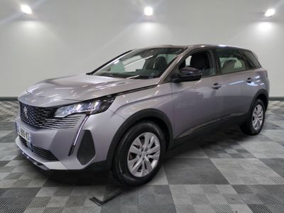 Le nouveau SUV Peugeot est exposé dans le showroom du concessionnaire.