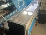 une photo d'un comptoir avec une vitrine en verre