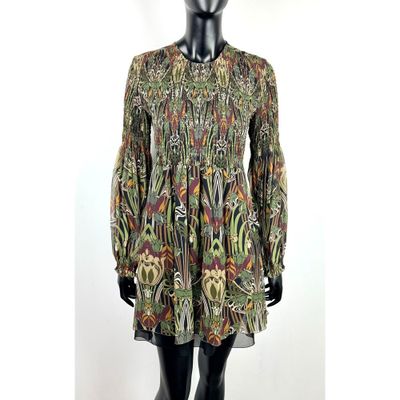 une robe de mannequin à manches longues et à motifs floraux
