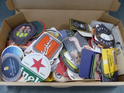 une boîte en carton remplie d'objets hétéroclites sur une table