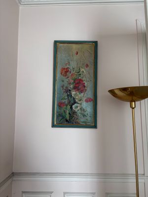 une image d'un tableau sur le mur d'une pièce