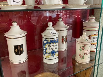 une vitrine en verre remplie de différentes sortes de tasses à café