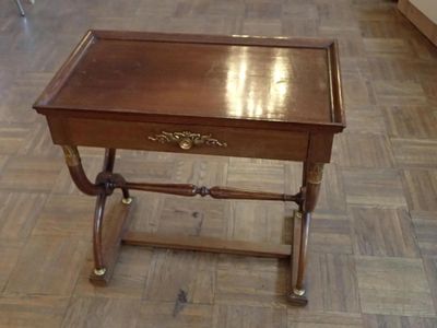 *Table de salon en placage d'acajou, ouvrant par un tiroir e…
