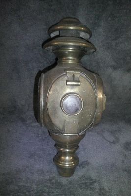bouche d'incendie en laiton sur fond noir, avec un fond noir