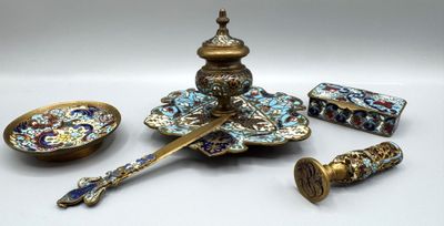 un grand nombre d'objets posés sur une table