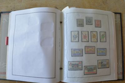 un livre ouvert avec des timbres, posé sur une table