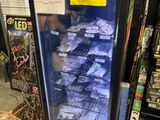 un réfrigérateur rempli de produits dans un magasin
