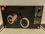 une boîte noire sur laquelle figure l'image d'un garçon à vélo