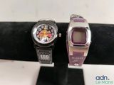 deux montres exposées sur un présentoir noir