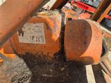 un gros plan d'une machine orange sur le côté de laquelle est collé un autocollant