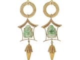 une paire de boucles d'oreilles en jade vert rehaussées de détails dorés