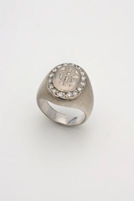 un gros plan d'une bague sur laquelle est posée une pièce de monnaie