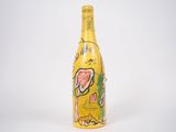 une bouteille jaune sur laquelle figure un dessin sur un fond blanc