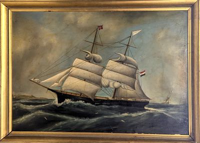 une peinture à l'huile représentant un voilier en mer par temps nuageux