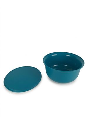 Gros plan sur un bol et une assiette sur fond blanc